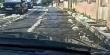 Κεντρικός δρόμος στην Παλιά Ραφήνα, στις 12 το μεσημέρι, είναι βατός επειδή έχουν περάσει αυτοκίνητα και το χιόνι έχει αρχίσει να λιώνει